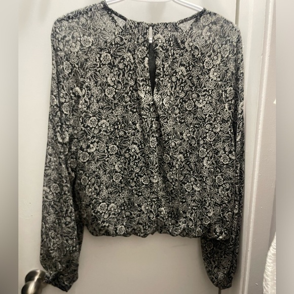 Black and white chic blouse with floral patern - Picture 2 of 2